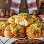 Погача зі шкварками: традиційний український домашній хліб